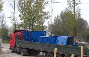 Transport na ciężarówce urządzenia z odpylaczem mokrym